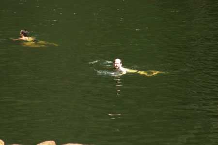 schwimmen im Naturpool