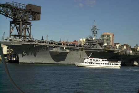 der Flugzeugträger USS Kitty Hawk