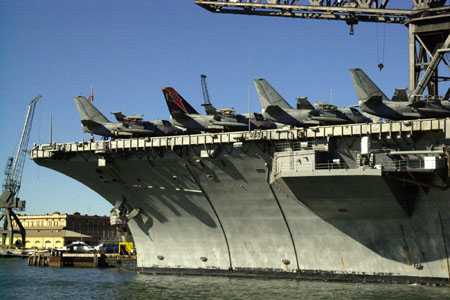 der Flugzeugträger USS Kitty Hawk