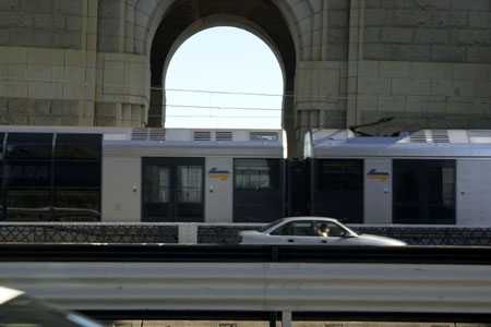 U-Bahnzug auf der Bay Harbour Bridge