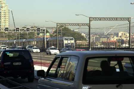 U-Bahnzug auf der Bay Harbour Bridge