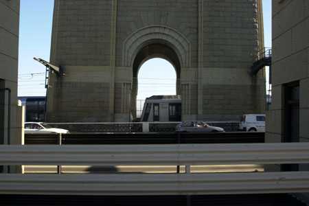 U-Bahnzug auf der Bay Harbour Bridge