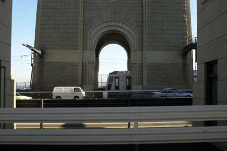 U-Bahnzug auf der Bay Harbour Bridge